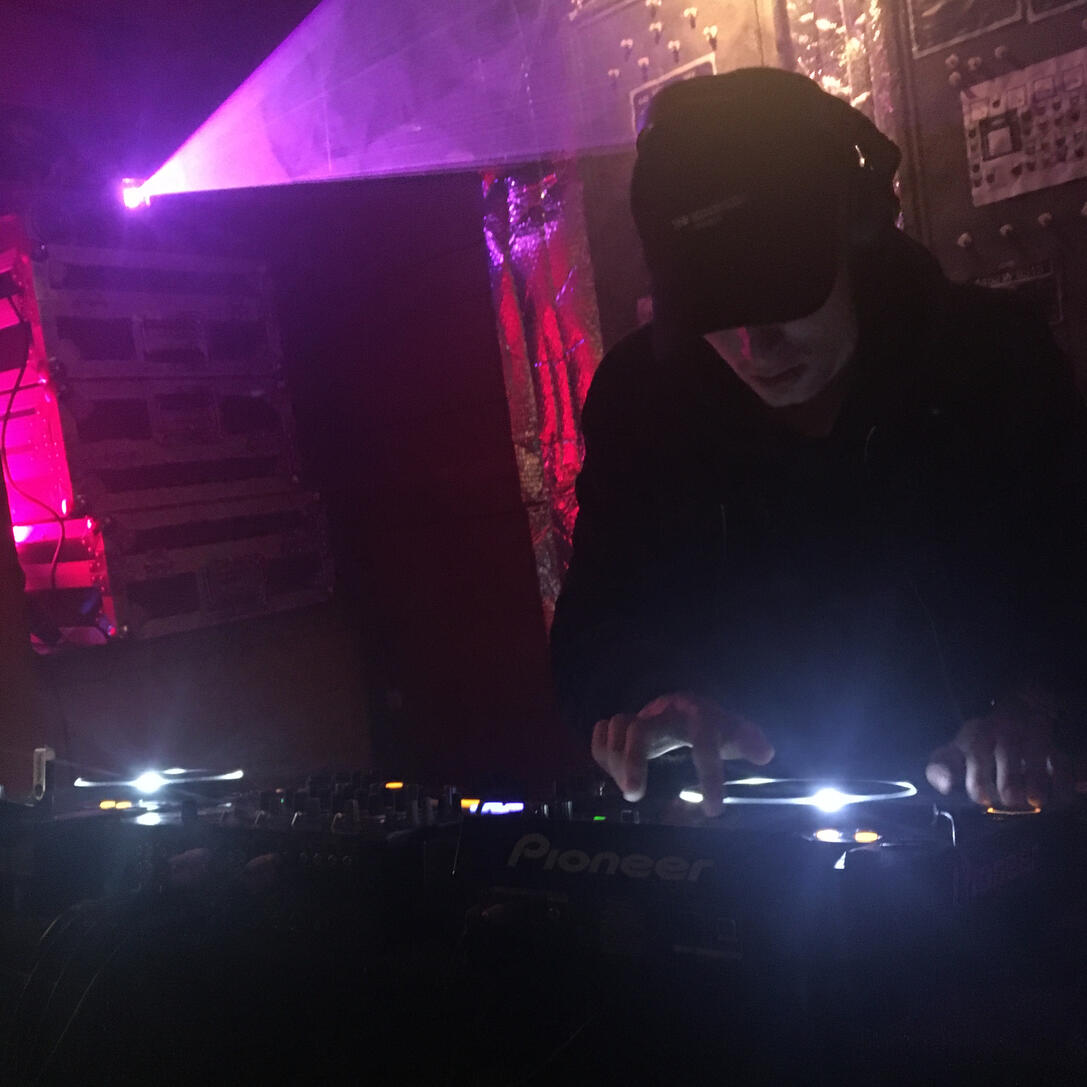 tom hurst techno/house dj set l'atelier mulhouse